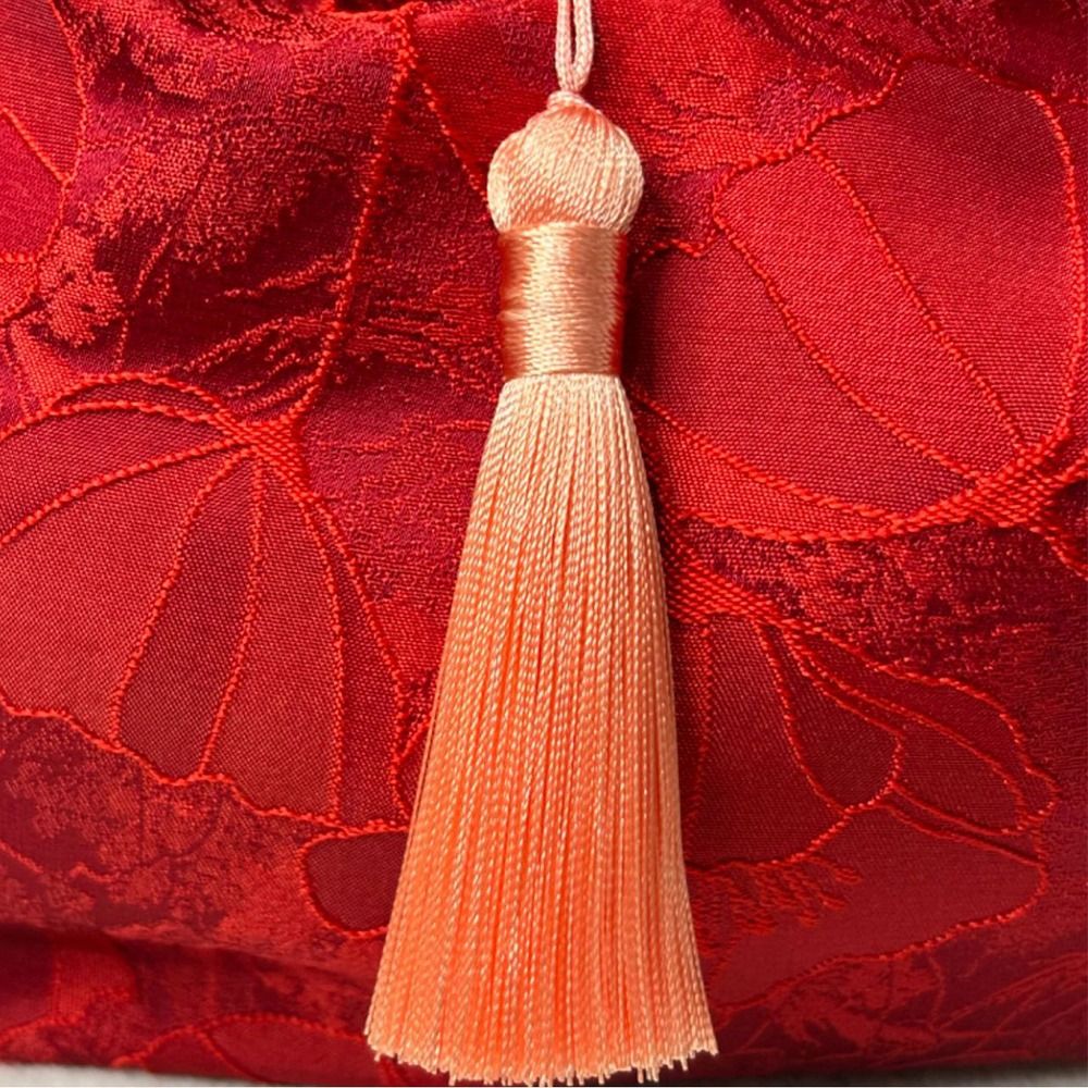 กระเป๋าถือปักลายดอกไม้พร้อมพู่ - Embroidery Knot บทวิจารณ์และราคา